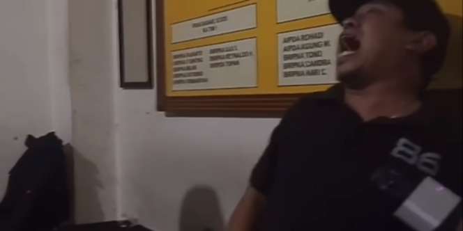 Momen Kocak Anggota Polisi Keasyikan Karaoke, Kaget Digrebek Komandan