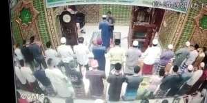 Viral Imam Masjid Ditampar Saat Pimpin Sholat Subuh, Pelaku Sakit Jiwa?