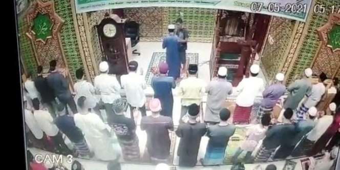 Viral Imam Masjid Ditampar Saat Pimpin Sholat Subuh, Pelaku Sakit Jiwa?
