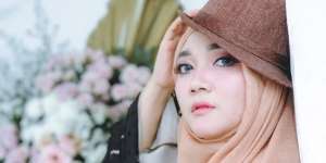 Mempesona, 7 Potret Sulis Penyanyi Religi Tanpa Makeup