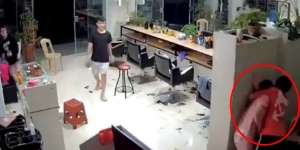 Sudah Kebelet Bermesraan, Pasangan Ini Malah Malu di Tempat Umum