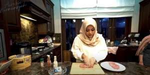 8 Potret Aurel Masak Daging Harga Jutaan Rupiah untuk Atta