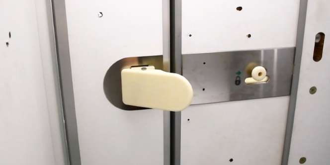 Keren, Maskapai Jepang Luncurkan Inovasi Pintu Toilet Hands-Free