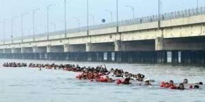 Fakta Sebenarnya Foto Viral Pemudik Berenang Karena Jembatan Suramadu Tutup