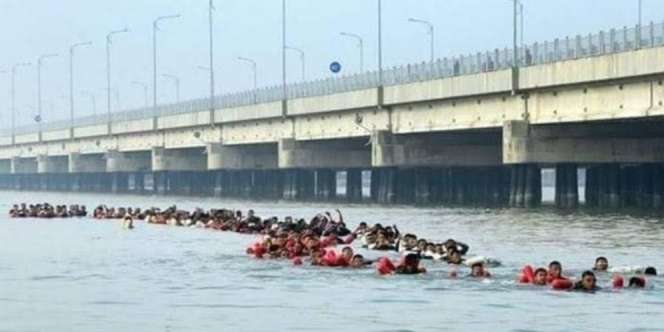 Fakta Sebenarnya Foto Viral Pemudik Berenang Karena Jembatan Suramadu Tutup
