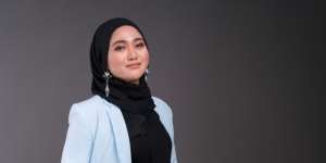 Padu Padan Seru Blazer Warna Cerah untuk Hijaber
