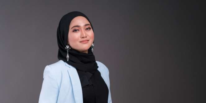 Padu Padan Seru Blazer Warna Cerah untuk Hijaber