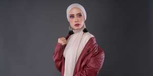 Tampilan Hijab Curi Perhatian dengan Fashion Item Bahan Kulit