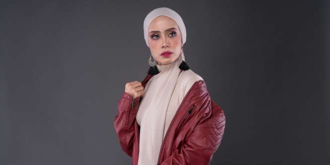 Tampilan Hijab Curi Perhatian dengan Fashion Item Bahan Kulit
