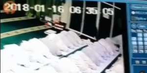Merinding! CCTV Rekam Bayangan Hitam Lewati Jemaah yang Sedang Sholat