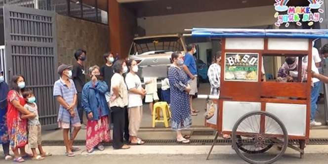 10 Potret Ussy Borong Bakso Dua Gerobak, Buat Bukber Sekampung