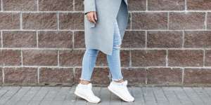 Tampil Stylish dengan Mix and Match Sneakers Putih