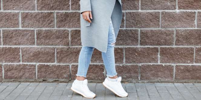 Tampil Stylish dengan Mix and Match Sneakers Putih