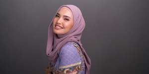 Inspirasi Mix and Match Stylish Hijab Abu-Abu untuk Hijabers