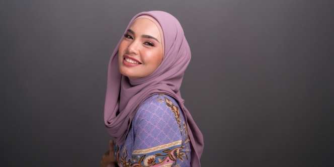 Inspirasi Mix and Match Stylish Hijab Abu-Abu untuk Hijabers