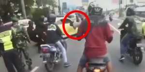 Viral Video Pengemudi VW Kuning Seruduk Polisi Saat Tepergok di Pos Penyekatan