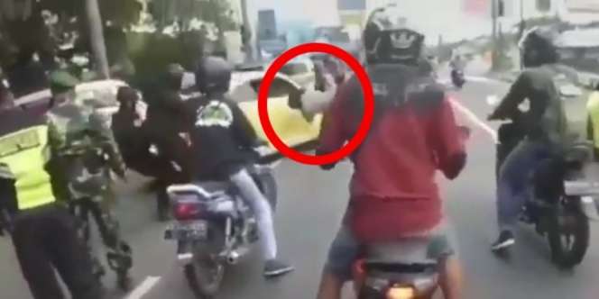 Viral Video Pengemudi VW Kuning Seruduk Polisi Saat Tepergok di Pos Penyekatan