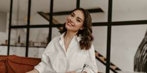 4 Tips Memakai Kemeja Putih Oversized untuk Pemilik Tubuh Pir