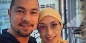 Wajah Tampan Putra Sulung Annisa Trihapsari di Pemotretan Keluarga Bikin Meleleh