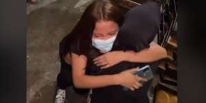 Tak Diberitahu Akan Mudik, Pertemuan Ibu dan Anak Ini Bikin Nangis   