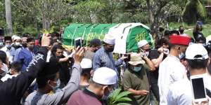 FOTO: Detik-detik Jenazah Sapri Pantun Turun ke Pusara