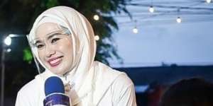 Makin Religius dengan Mencoba Berhijab, Penampilan Catherine Wilson Panen Pujian