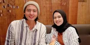Roger Danuarta Pamer Foto Lawas Ibunda, Wajahnya Disebut Mirip Cut Meyriska
