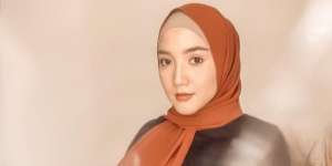 5 Pilihan Warna Pashmina Selebriti Erica Putri