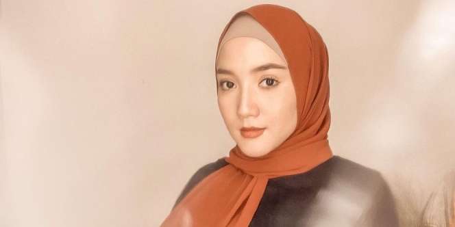 5 Pilihan Warna Pashmina Selebriti Erica Putri