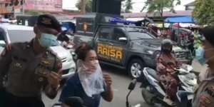 Bikin Ngakak, Panik Kena Razia Emak-emak Ini Pakai Tas Kresek Untuk Masker