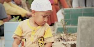 Cerita Sebenarnya di Balik Foto Viral Bocah Sedih Saat Ziarah Kubur