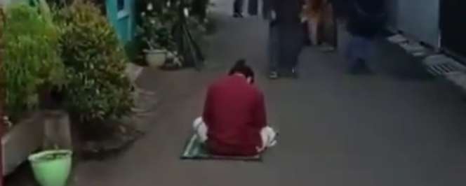 Si Pemuda Ketiduran Saat Sholat Idul Fitri di Tengah Jalan, Dibangunin Pas Bubar
