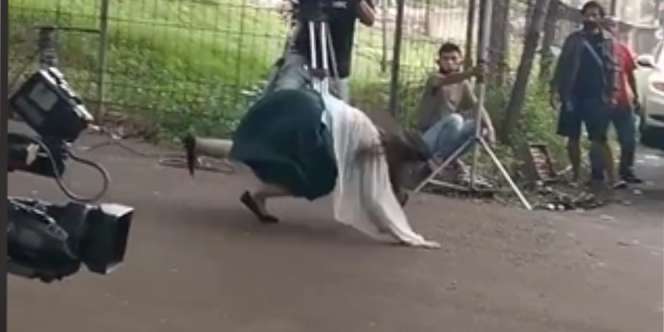 Momen Stuntwoman Berguling-guling di Aspal, The Real Kerja Banting Tulang