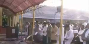 Deretan Jemaah Ngantuk Berat Saat Sholat Id: Ada yang Tersungkur Dikira Wafat
