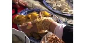 Viral, Gaya Emak-Emak Ambil Kue Lebaran Padahal Pamer Gelang Satu Lengan Penuh