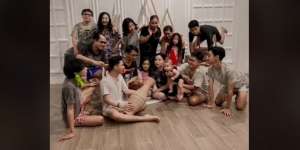 Sesi Foto Keluarga Ini Jadi Viral, Dilarang Rapi dan Wajib Compang-Camping