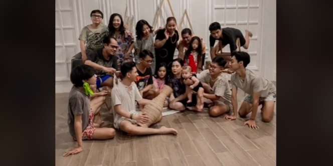 Sesi Foto Keluarga Ini Jadi Viral, Dilarang Rapi dan Wajib Compang-Camping