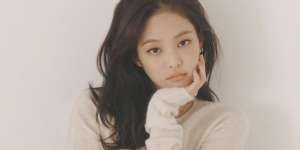 6 Barang yang Wajib Ada dalam Tas Jennie BlackPink, Bentuk Sisir Curi Perhatian!