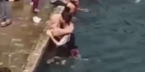 Waduh! Viral Sejoli Tertangkap Kamera Mesum di Lokasi Wisata Ramai Pengunjung