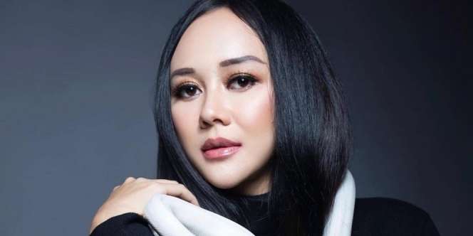 Ajak Anak Jalan Pagi, Penampilan Aura Kasih Jadi Sorotan