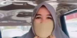 Kreatif Tapi Bikin Ngakak, Emak-emak Ini Sulap Ciput Jadi Masker Darurat