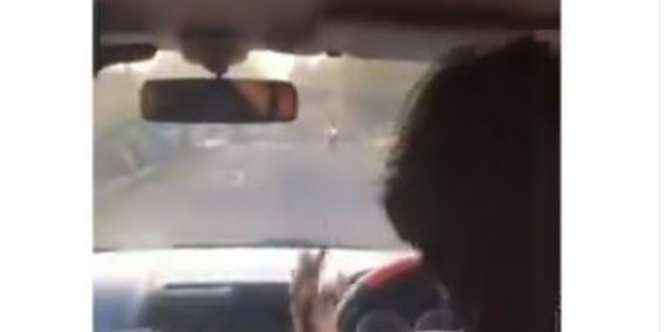 Viral Video Remaja Nyopir Sambil Joget TikTok, Endingnya Nyemplung ke Empang