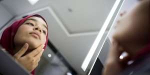 Trik Menyamarkan Jerawat Tanpa Memakai Concealer