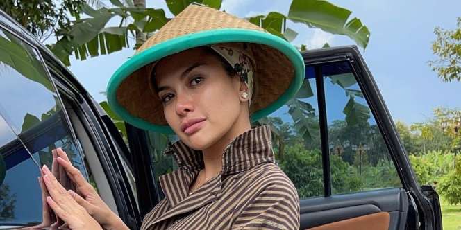 Gaya Nikita Mirzani Tenteng Tas Mewah Seharga Innova