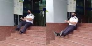 Bikin Ngakak! Ternyata Begini Cara Satpam Hilangkan Jenuh