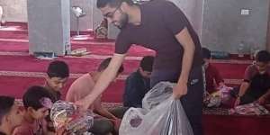 Foto Pemuda Palestina Bagi Hadiah ke Muridnya Diambil 3 Jam Sebelum Tewas