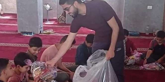 Foto Pemuda Palestina Bagi Hadiah ke Muridnya Diambil 3 Jam Sebelum Tewas