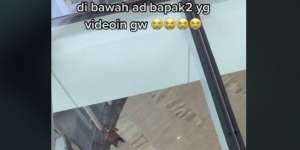 Si Cewek Tak Sadar Direkam dari Bawah Saat Pakai Dress Main ke Lantai Kaca PIM 3