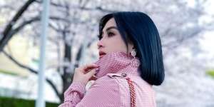 Syahrini Pakai Baju Harga Merakyat, Begini Penampilannya