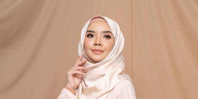 Tutorial Merias Wajah dengan Riasan Berwarna Nude